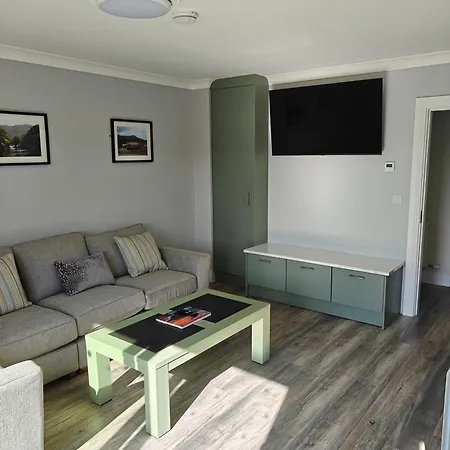 4 Bed House Sleeps 8 - Enclosed Garden - Parking Casa de Férias