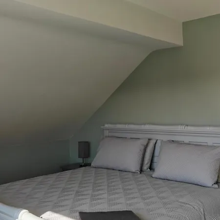4 Bed House Sleeps 8 - Enclosed Garden - Parking Nyaraló