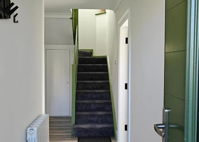4 Bed House Sleeps 8 - Enclosed Garden - Parking Σπίτι διακοπών