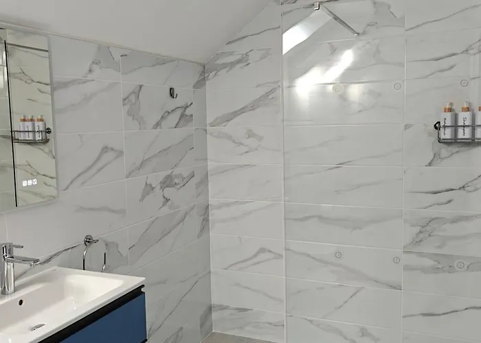 4 Bed House Sleeps 8 - Enclosed Garden - Parking Σπίτι διακοπών