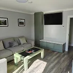4 Bed House Sleeps 8 - Enclosed Garden - Parking Casa vacanze
